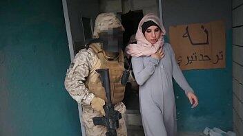 جولة في بوتي - عاهرة عربية ترضي الجنود الأمريكيين في منطقة حرب! video